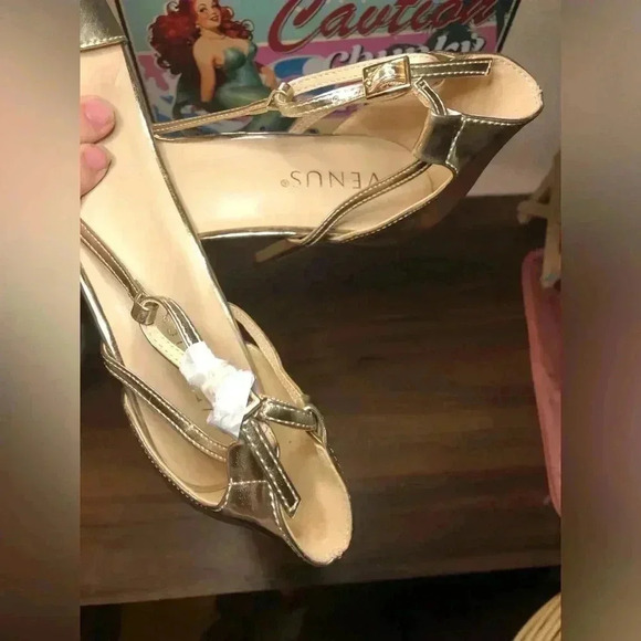 Gold Heels size 8.5 - Picture 8 of 9